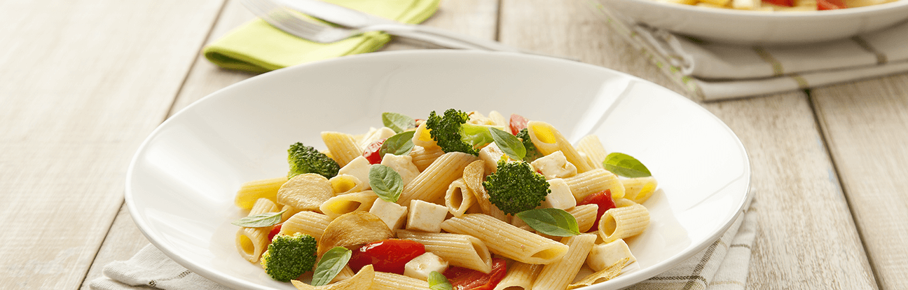 Penne com Brócolis, Tomatinhos, Queijo Minas e Manjericão