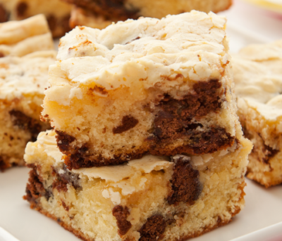 Brownie de Chocolate Branco e Chips de Tortinha Adria