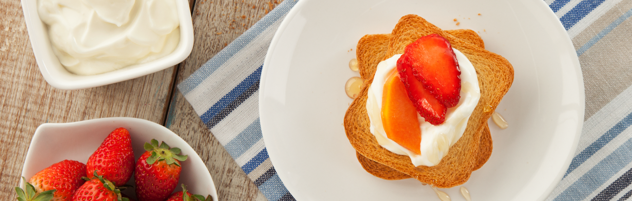 Torradas com Iogurte Grego e Frutas