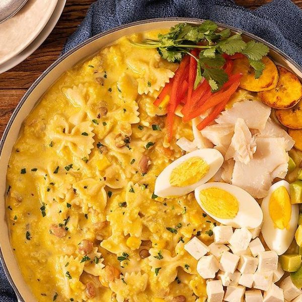Sopa equatoriana de bacalhau e legumes