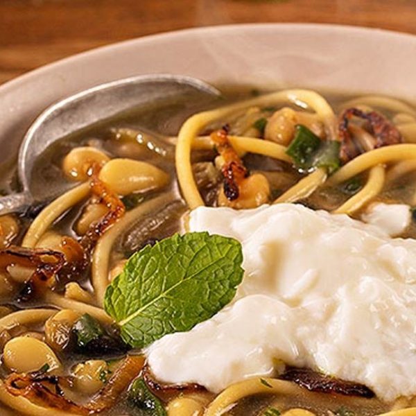 Sopa iraniana de grão-de-bico e feijões