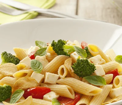 Penne com Brócolis, Tomatinhos, Queijo Minas e Manjericão