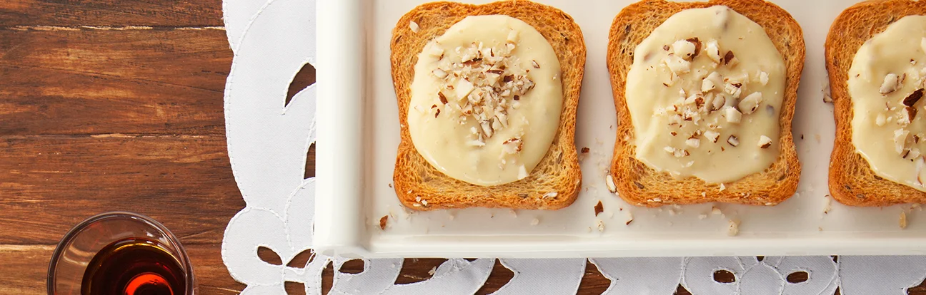 Torrada com Creme de Chocolate Branco e Castanha-do-Pará