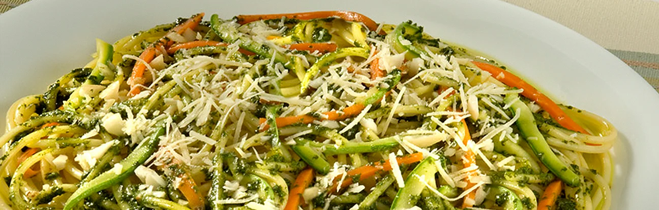 Espaguete ao Pesto de Manjericão com Legumes Sauté Adria