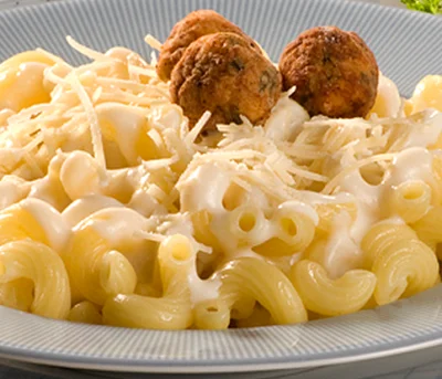 Espiral ao Molho Queijo com Almôndegas de Frango Adria