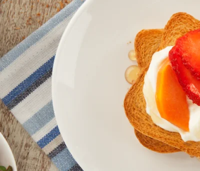 Torradas com Iogurte Grego e Frutas