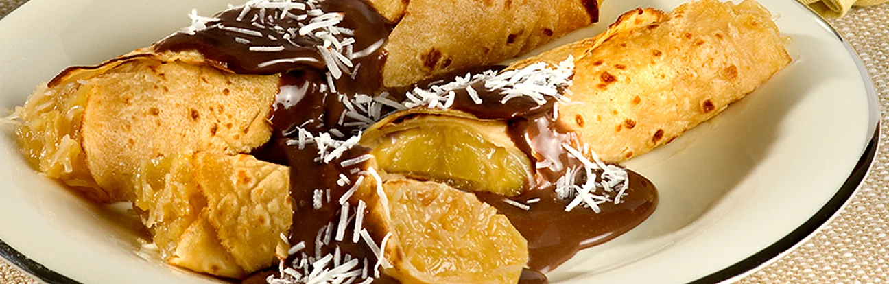Panqueca Recheada com Abacaxi e Coco ao Molho de Chocolate Adria