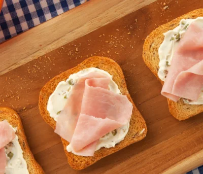 Torradas com Patê de Azeitonas Verdes e Presunto