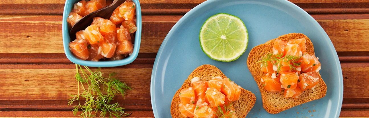 Torradas com Tartar de Salmão