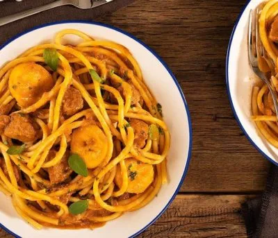 Bucatini ao molho de pernil condimentado e banana da terra