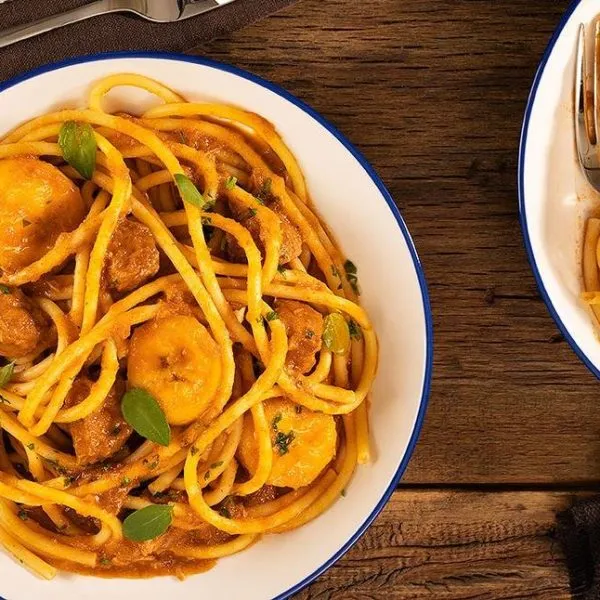 Bucatini ao molho de pernil condimentado e banana da terra