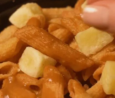 Penne frito com molho de cerveja