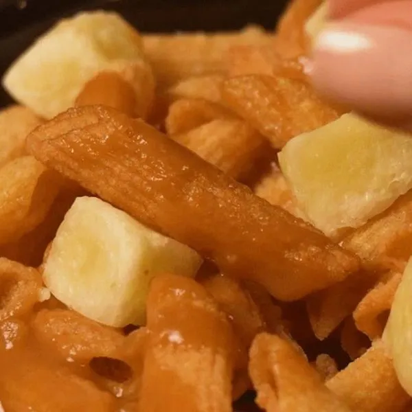 Penne frito com molho de cerveja